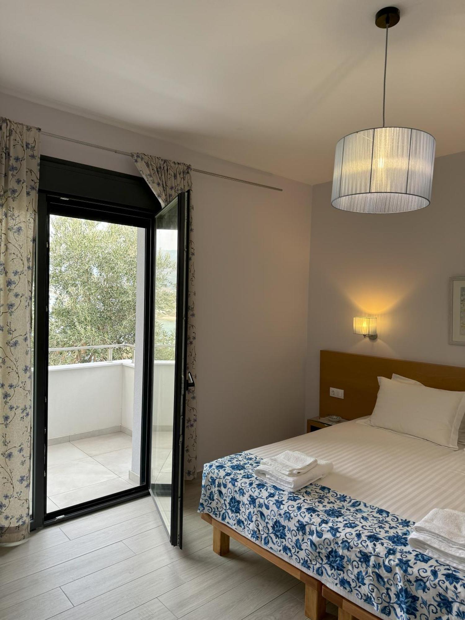 Acra Melia Apartment Palaiontsiflikion Bagian luar foto