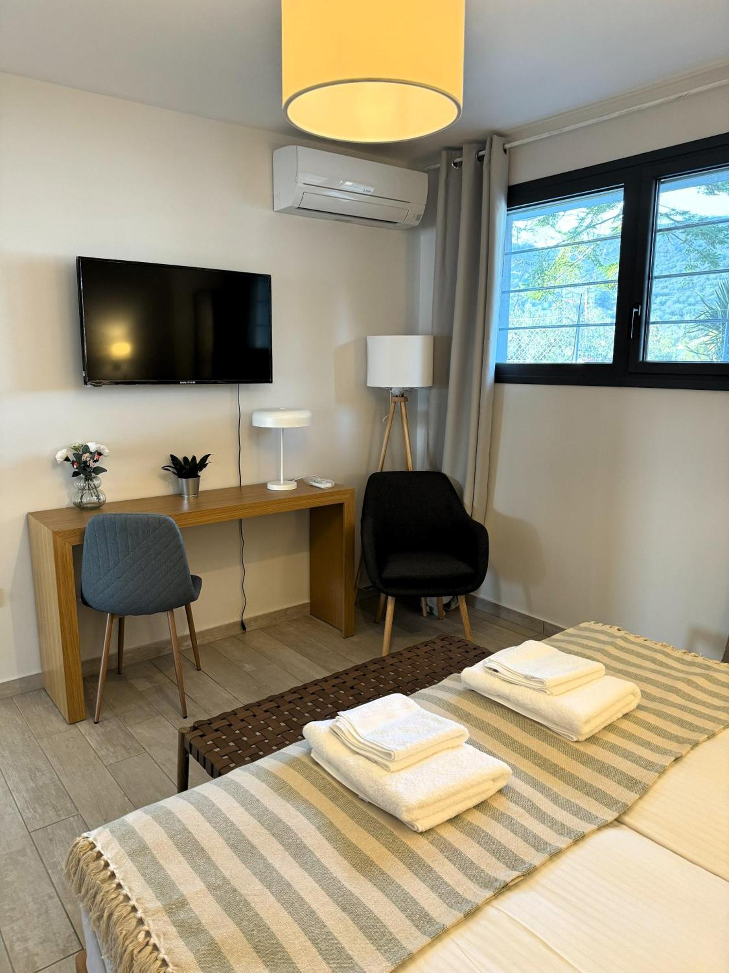 Acra Melia Apartment Palaiontsiflikion Bagian luar foto
